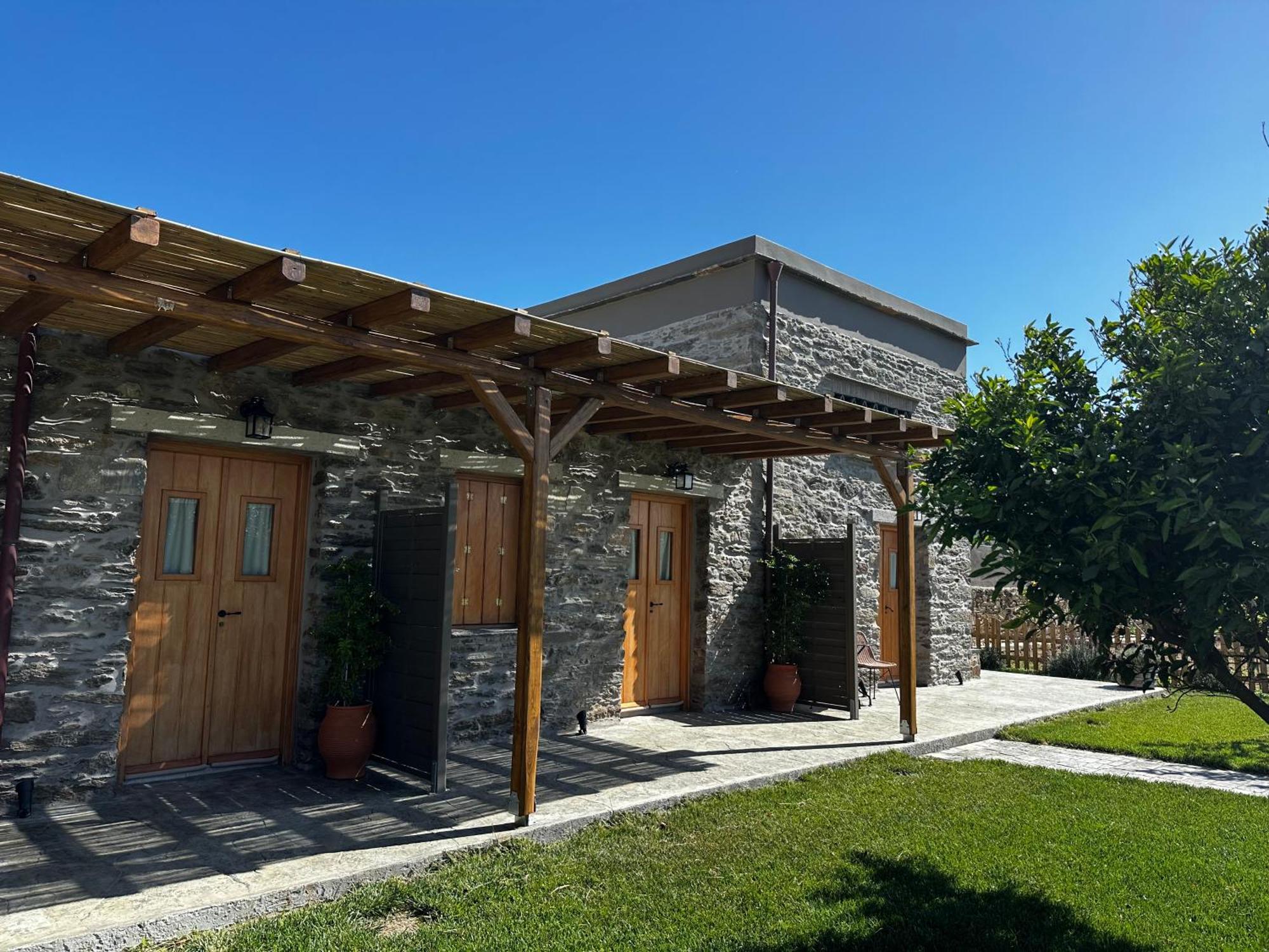Peristerionas Estate Apartment Каристос Екстериор снимка